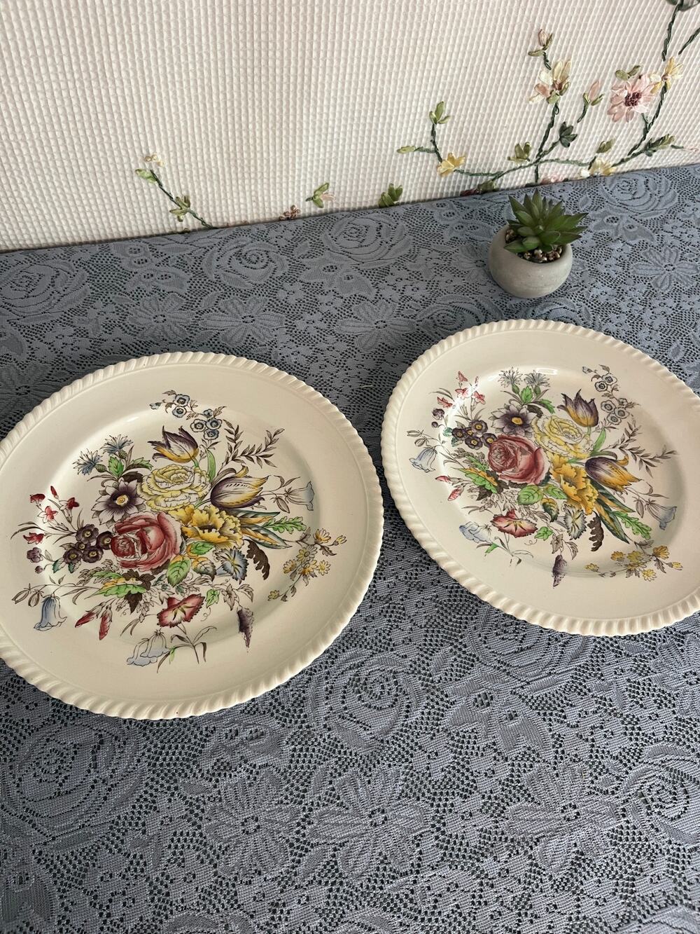 2 Johnson Brothers Garden Bouquet Dinner Plates 10 Inch Ironstone Set Gadroon